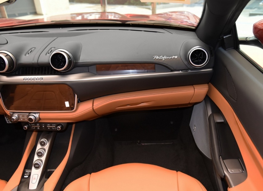 3.9T V8的数据绚丽夺目，法拉利的光环璀璨耀眼，Portofino