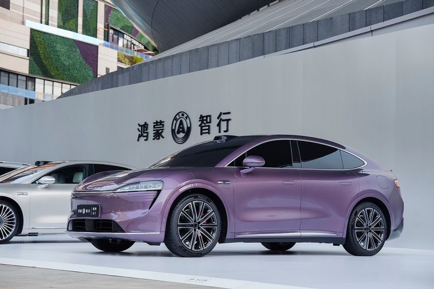 鸿蒙智行首款轿跑SUV 智界R7正式亮相