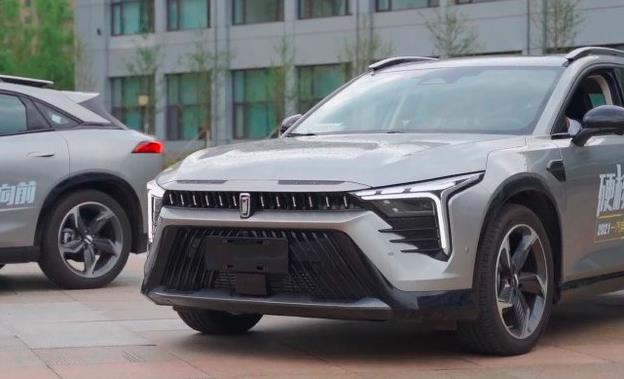 搭载1.5T/2.0T发动机 定位轿跑SUV 奔腾70S实车曝光