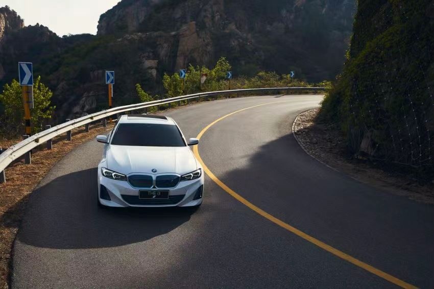 全新宝马BMW i3：外观时尚年轻，内饰科技感十足，让电动更运动
