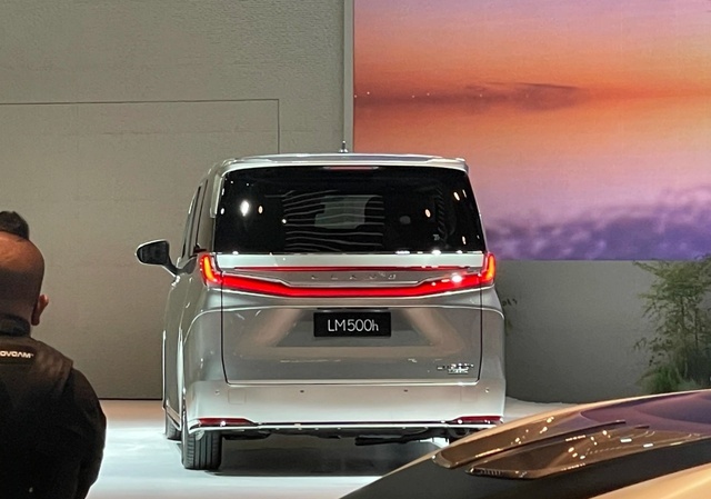 提车还需加价？全新雷克萨斯LM正式亮相，新增2.4T混动
