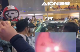 广州车展惊现靓靓和张智霖！这波偶遇值了！