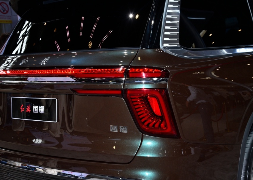 一汽红旗的全尺寸SUV，车长超5米6，搭载4.0T+8AT