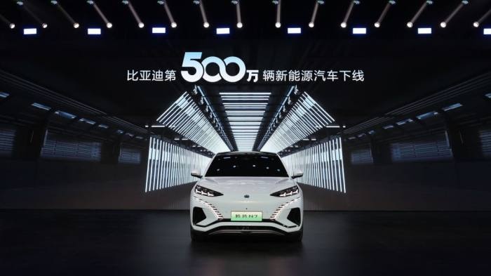 腾势N7作为比亚迪第500万辆新能源汽车 交付至得到App创始人罗振宇