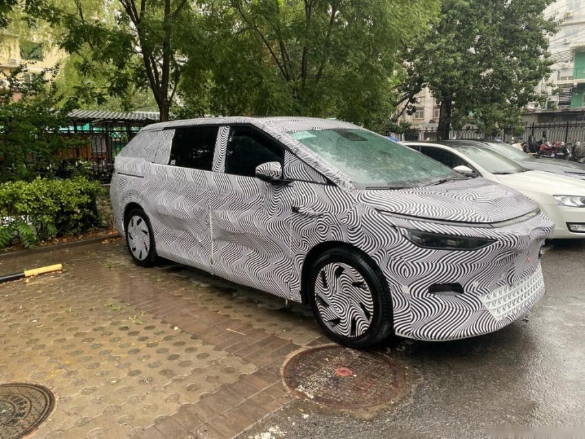 小鹏X9内饰谍照曝光，“50万内”最好的MPV，还是溜背的？