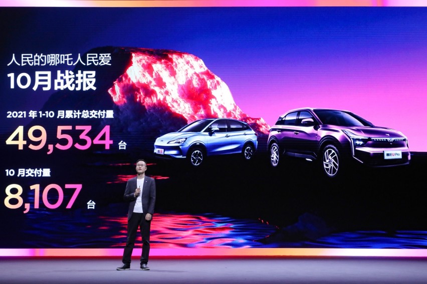 【e汽车】哪吒V Pro长续航智趣版、智享版精智上市