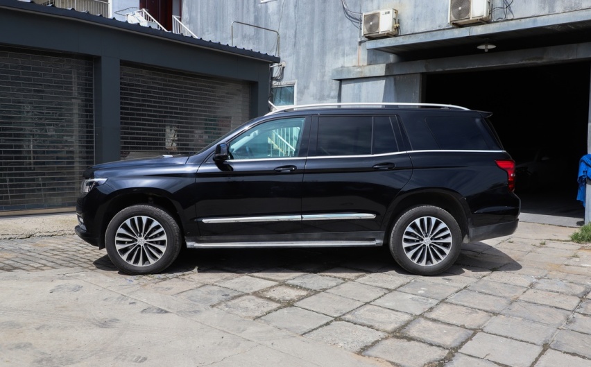 “百万豪车”BJ90，V8引擎罩印奔驰标，入门四驱+空气悬挂