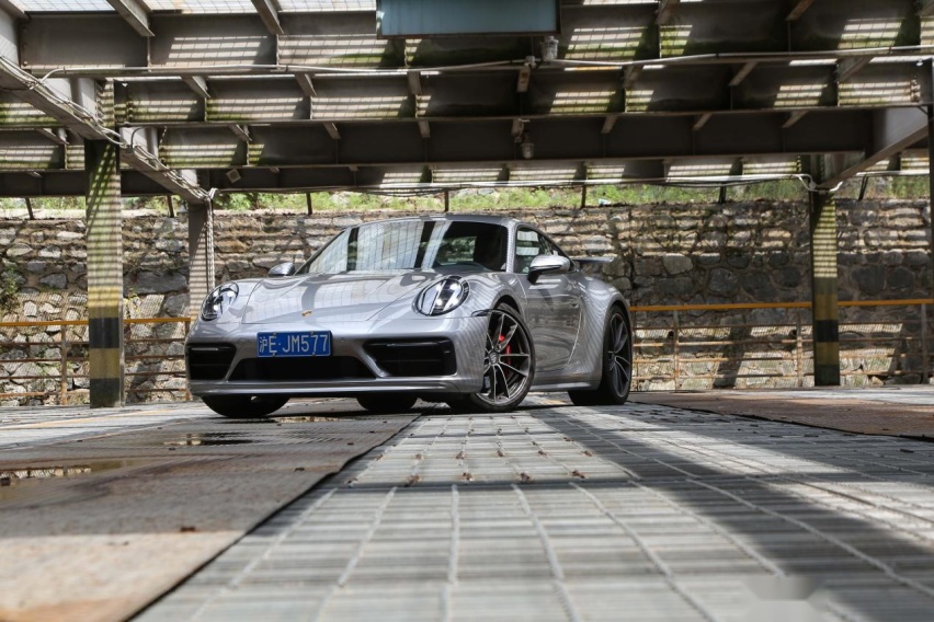 牛X评测：实测3.69秒破百 保时捷911 Carrera 4S有何魅