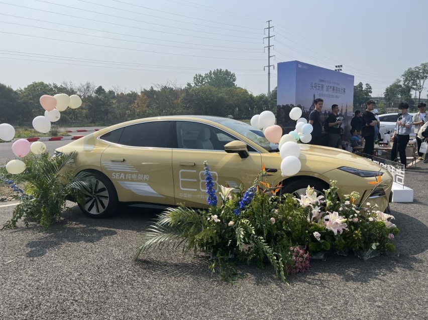深度体验吉利银河E8，与特斯拉Model 3相比孰强孰弱？