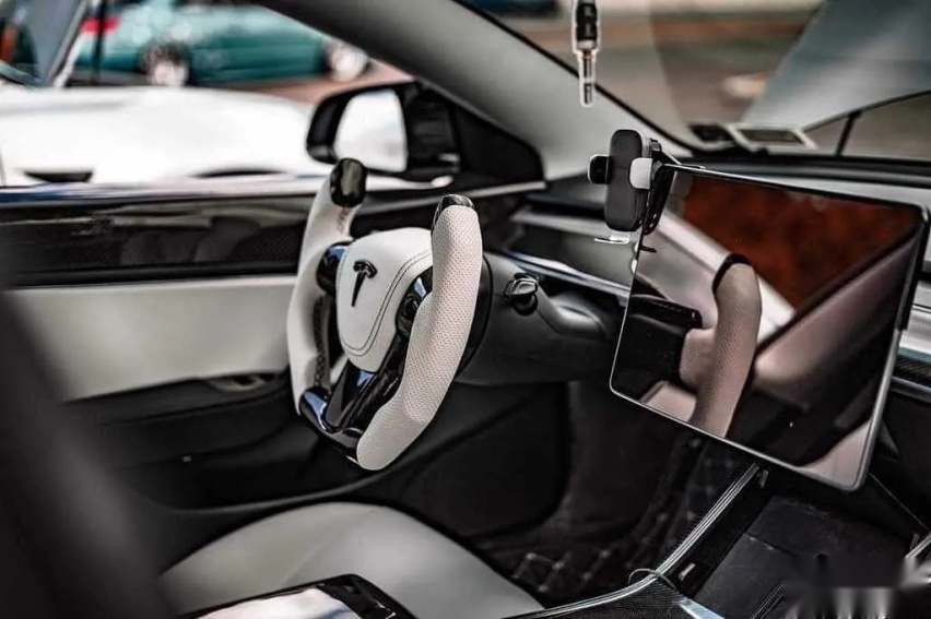 特斯拉Model 3配碳纤维轮毂，降低簧下质量更能刹得住？