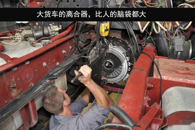 大货车启动后，司机为什么要轰一阵油门才起步呢？