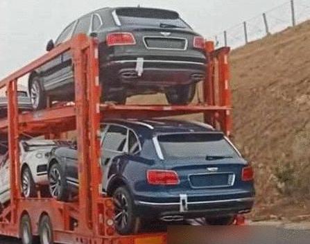 高速上遇到一辆4000万半挂车! 装了一车宾利