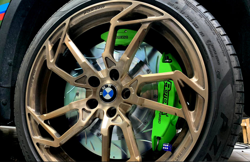 宝马X1改装Rotora前六后四双卡钳刹车