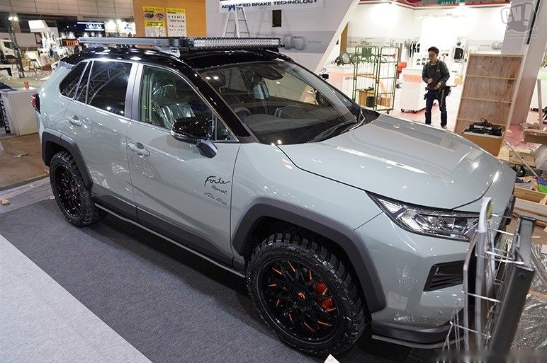 文能大嘴玩低趴，武能升高搞越野，看七种风格改装的丰田RAV4