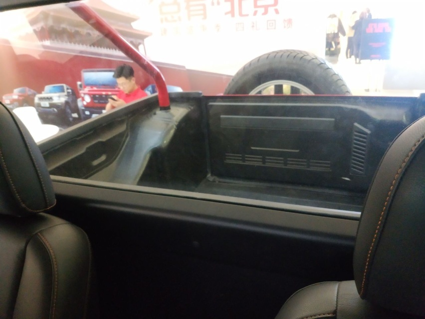 这辆粗糙的越野大玩具买车还不用摇号，体验皮卡版北京BJ40