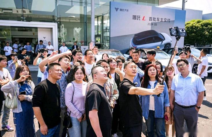 “卷产品”又“卷服务”，哪吒汽车CEO张勇保姆式服务到底