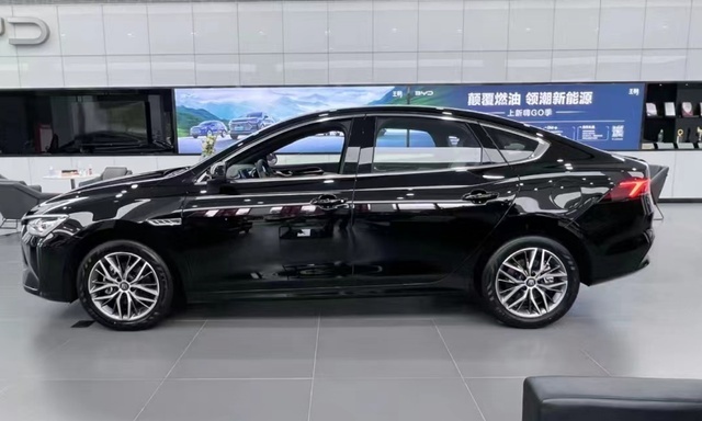 2023款秦PLUS DM-i冠军版到店，玄空黑色很稳重，9.98万起