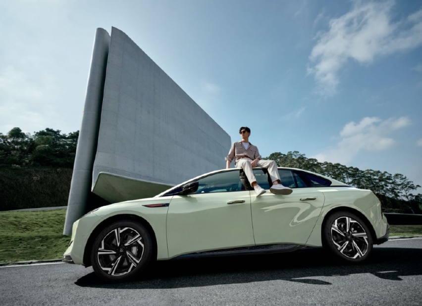 续航820km，一汽红旗中大型纯电轿车EH7惊艳上市