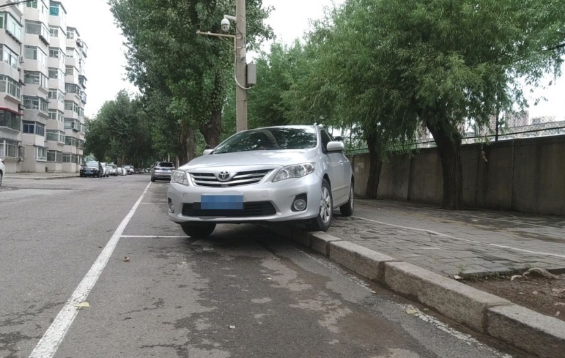春节停车难？一招教你轿车也能无伤上马路牙子停车！