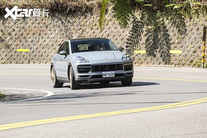 全世界最快的SUV，开起来就真的很爽吗？