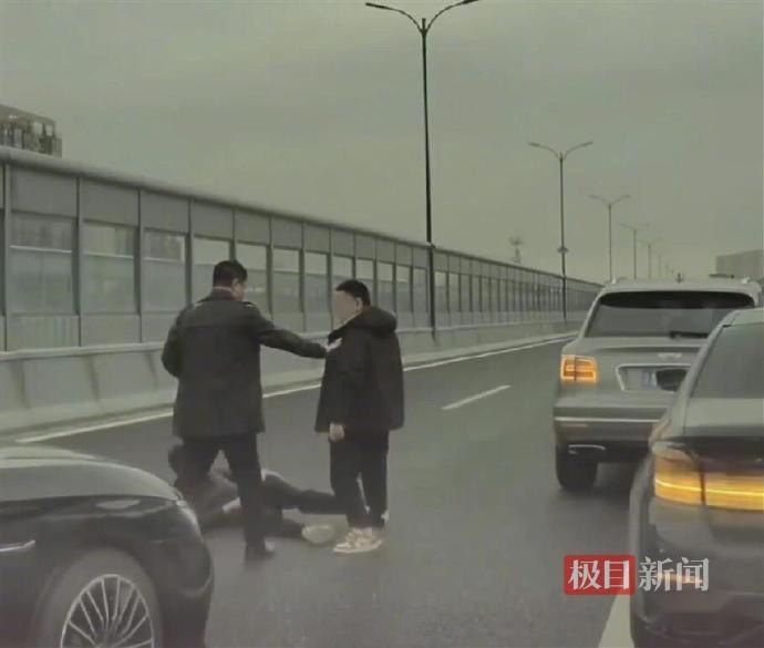 杭州宾利车主打人事件中，见义勇为者引发社会关注