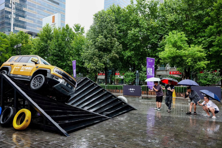 无惧极端天气 暴雨中方程豹汽车展现强大实力