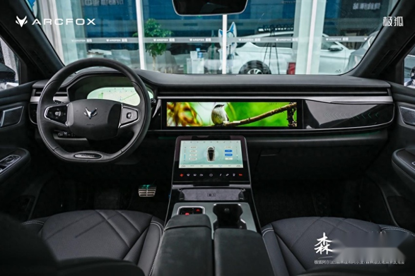 20万元级纯电SUV 极狐汽车森林版绿色的健康座舱全面的智能配置