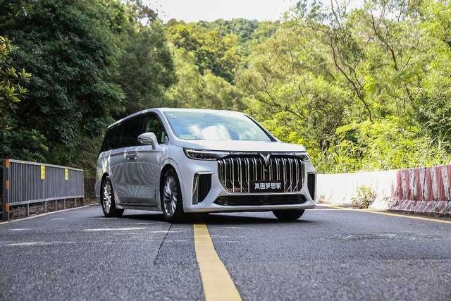 体验岚图梦想家：电动和智能怎么重塑一辆 MPV？