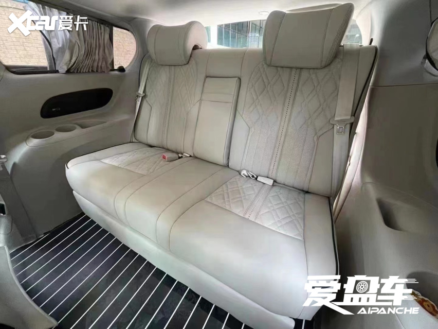 克莱斯勒大捷龙改装航空座椅沙发床木地板效果图很不错