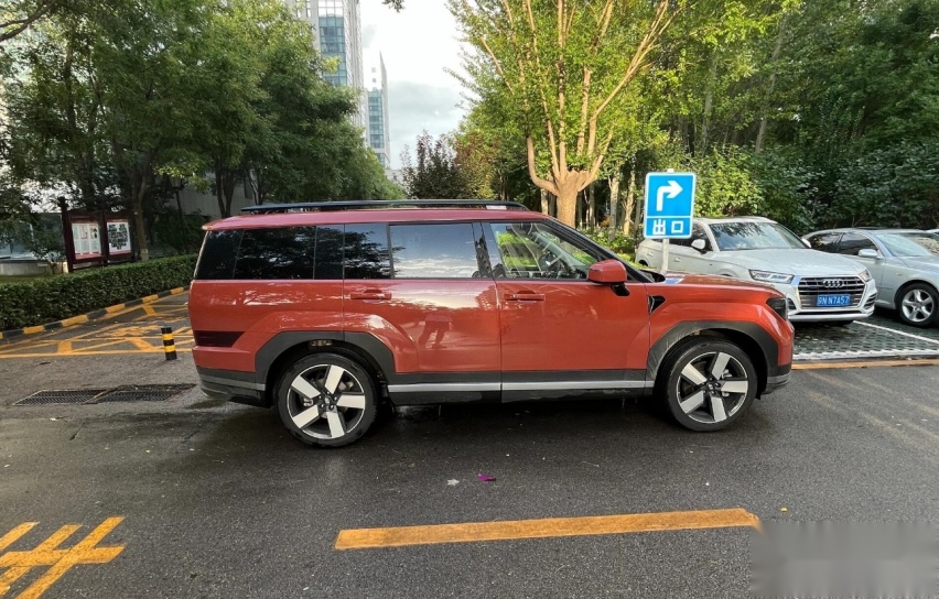 全新胜达现身街头，路虎既视感+攀岩把手，5/6/7座布局+女王副驾