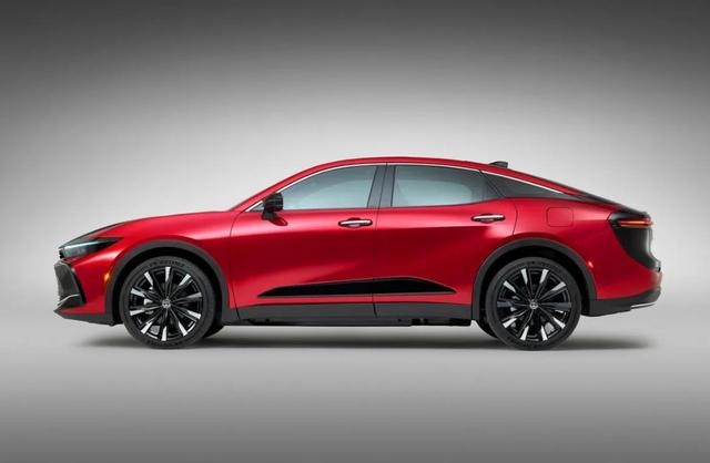 全新一代丰田皇冠，造型结合轿车与SUV，四种跨界车身形式