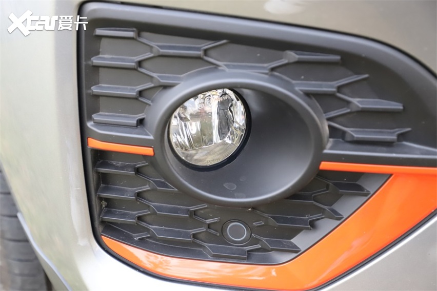 橙色元素勾画运动风帆，哈弗H4 PRO野外实拍