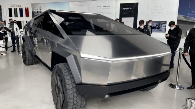 Cybertruck 下线，「一代鸽王」是怎样炼成的？