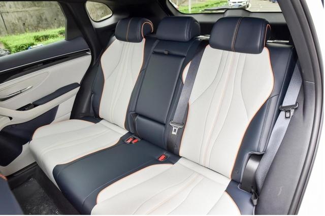 零跑C11 PK宋PLUS EV：豪华与智能竟可兼得？