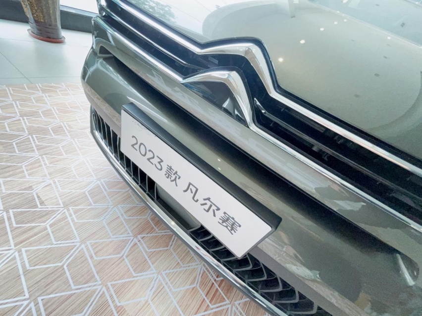 探店|2023款凡尔赛C5 X，入门即豪华，14.37万起售