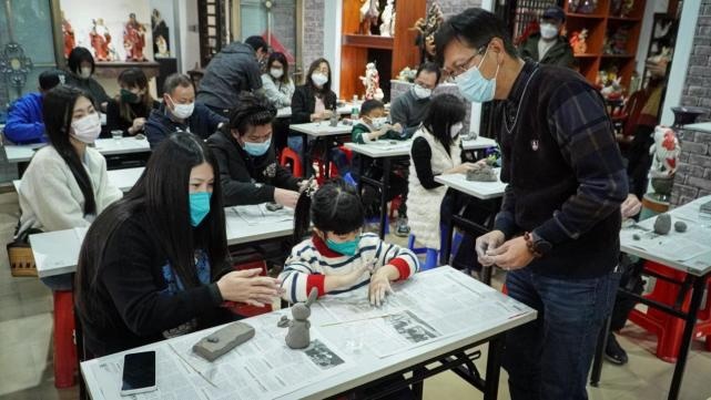 观醒狮、享地道美食、制石湾公仔，赛那广府文化家庭日顺利举办