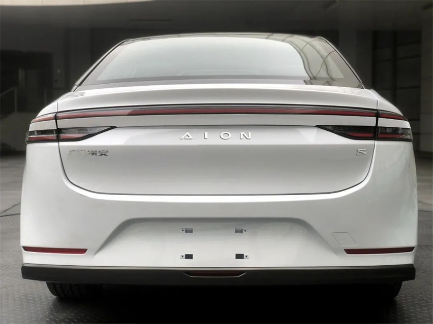 五菱造九座车迎“三胎”，进口特斯拉Model 3国内召回…丨今日车闻