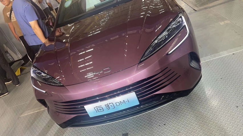 比亚迪海豹DM-i实车现身，比汉更大，配5.0车机，或18万起？