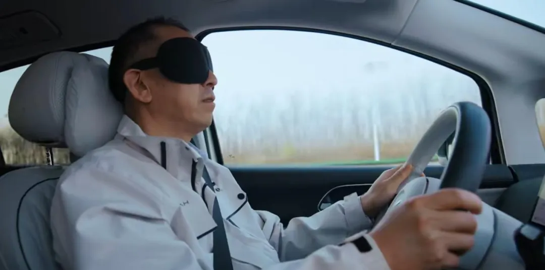 岚图CEO蒙眼测试130km/h AEB，智驾要平权更要安全！