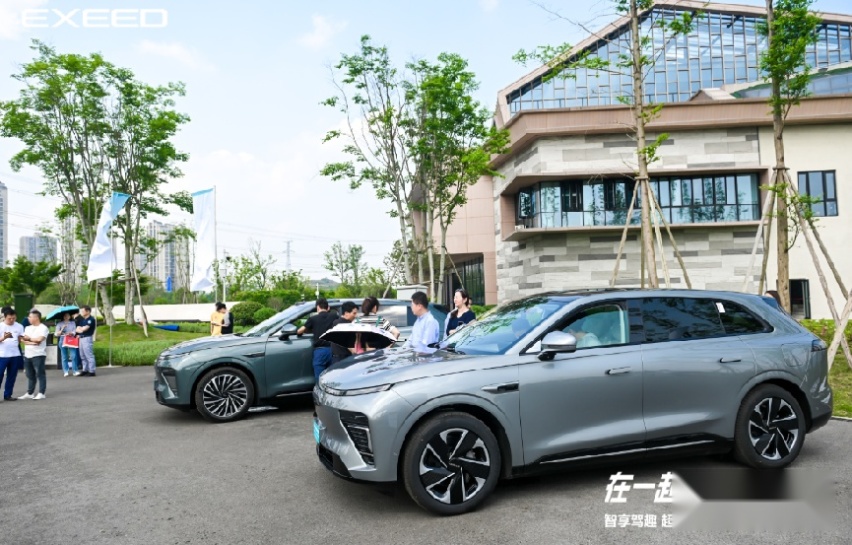 星纪元ET纯电增程都有，使用800V电驱，综合续航1500公里