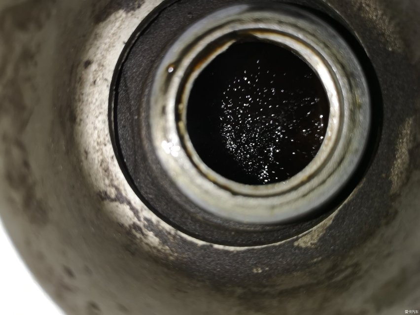 发动机机油变黑是什么原因导致的需要马上更换吗?