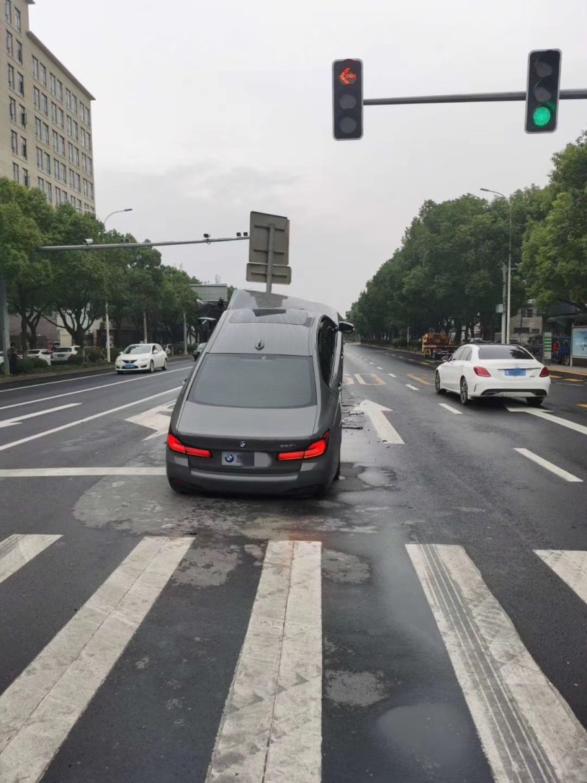 宝马新5系撞上马路护栏，老司机来分析一下事故原因...