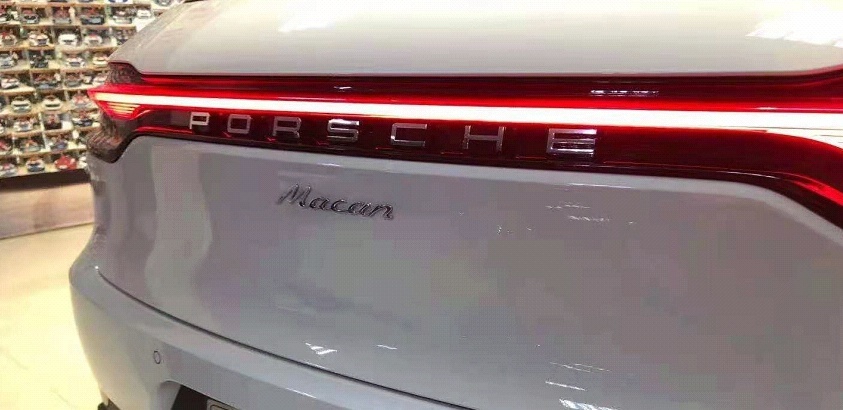 体验2.0T丐版保时捷Macan，高颜值空间小，老款还加价？