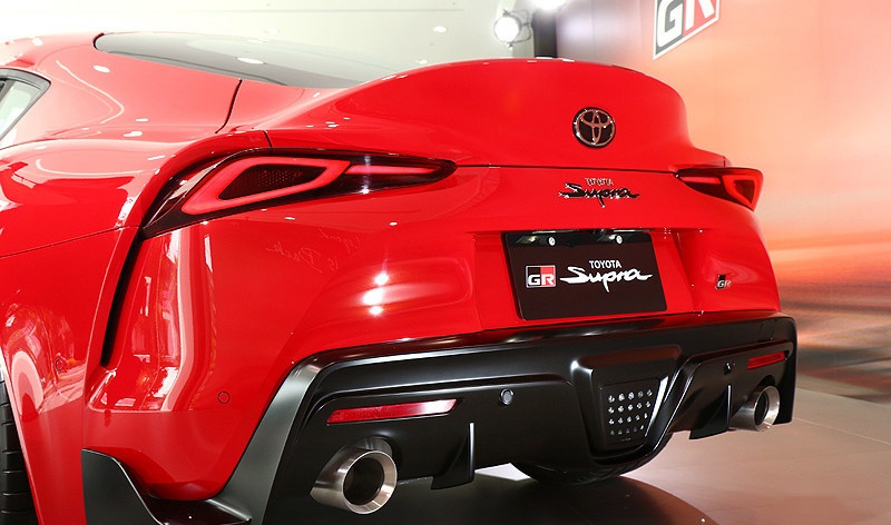 红色车身风格的全新丰田grsupra实车