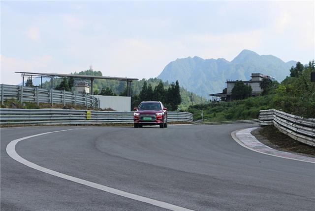 能上赛道的除了超跑，还有比亚迪宋Pro，圈速堪比百万性能车
