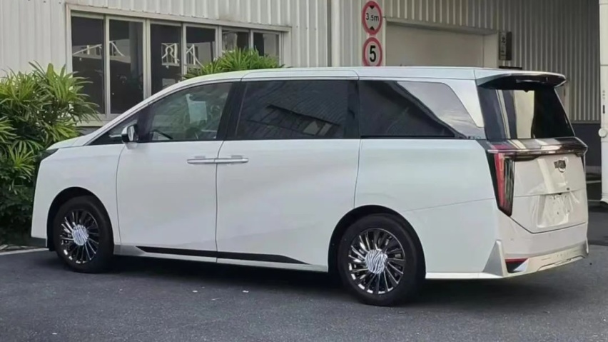 变化真大，传祺全新一代M8内饰曝光，后排车顶也有小电视了
