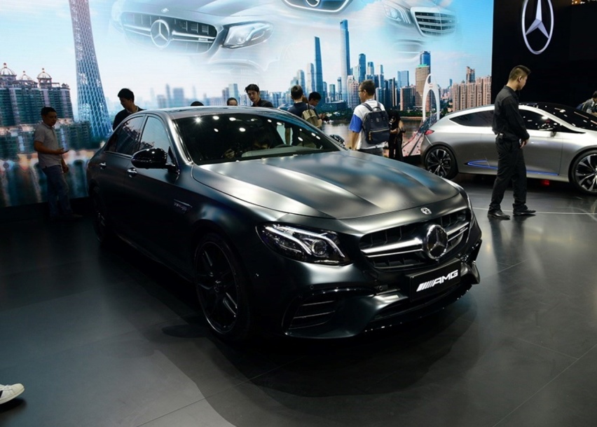 痞帅的霸道总裁风，奔驰AMG E63 S，就一个价，156.