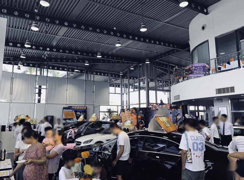 都是裸车29万，你选丐版奔驰奥迪，还是顶配丰田亚洲龙？