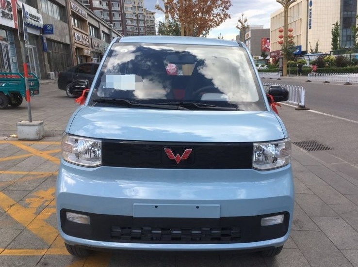 年轻人的代步车，宏光MINIEV遮风挡雨，5天充一次电，5分钱一公里