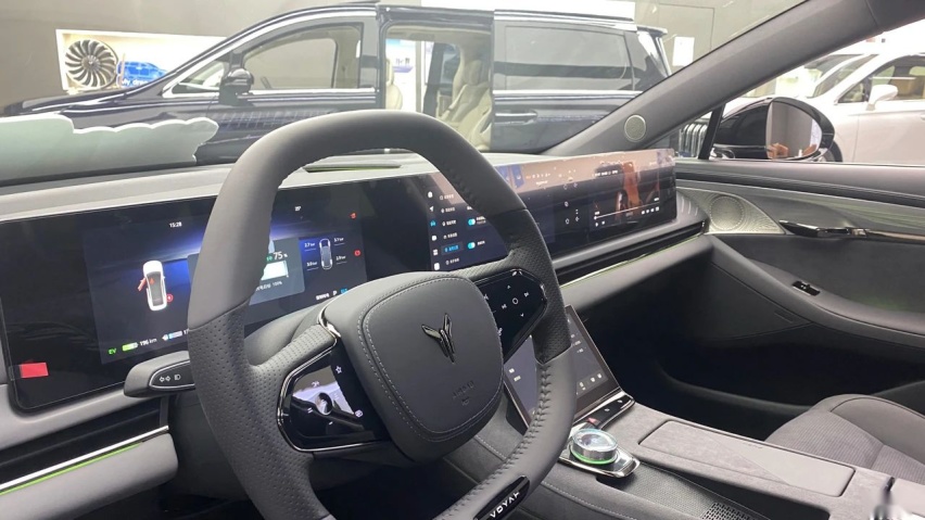 岚图首款插混动力行政级轿车，上市前静态体验追光PHEV